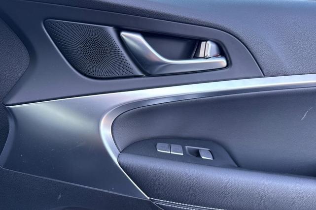 Photo of 2025 White Genesis G70