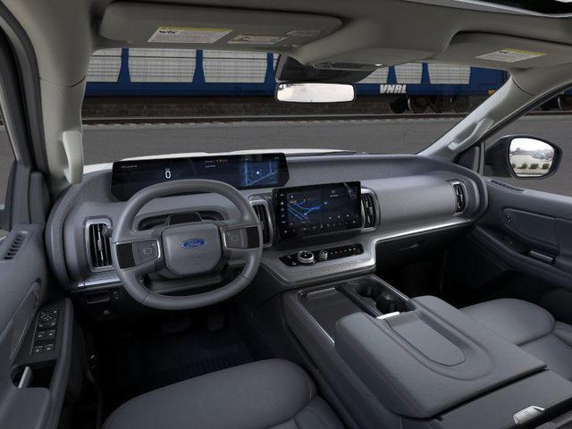 Photo of 2025 White Ford Expedition