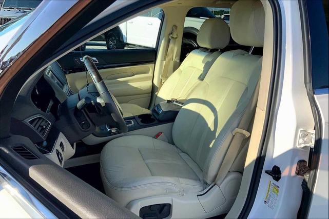 Photo of 2015 WHITE PLATINUM MET TRI-COAT Lincoln MKT