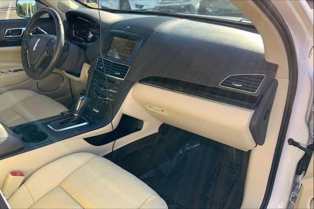 Photo of 2015 WHITE PLATINUM MET TRI-COAT Lincoln MKT