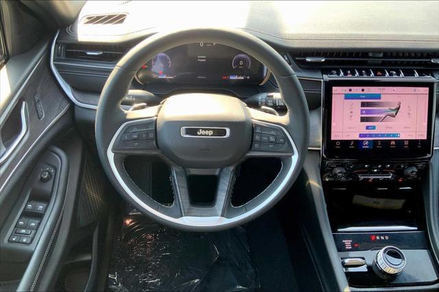 Photo of 2024 Diamond Black Crystal Pearlcoat Jeep Grand Cherokee L