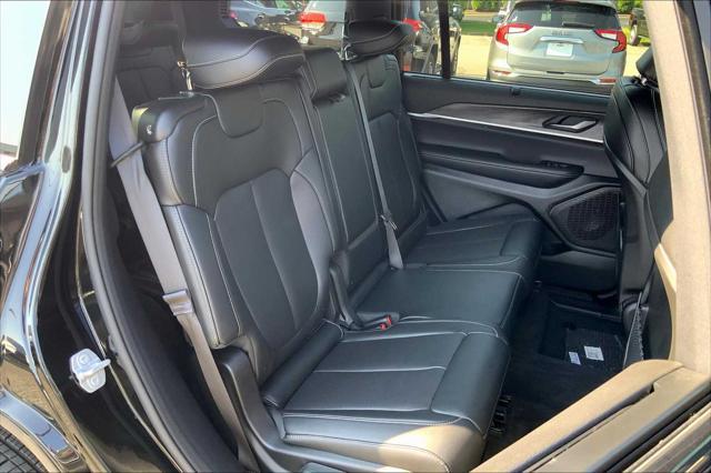 Photo of 2024 Diamond Black Crystal Pearlcoat Jeep Grand Cherokee L