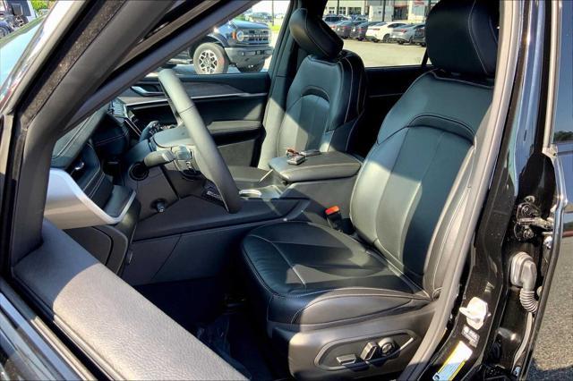 Photo of 2024 Diamond Black Crystal Pearlcoat Jeep Grand Cherokee L