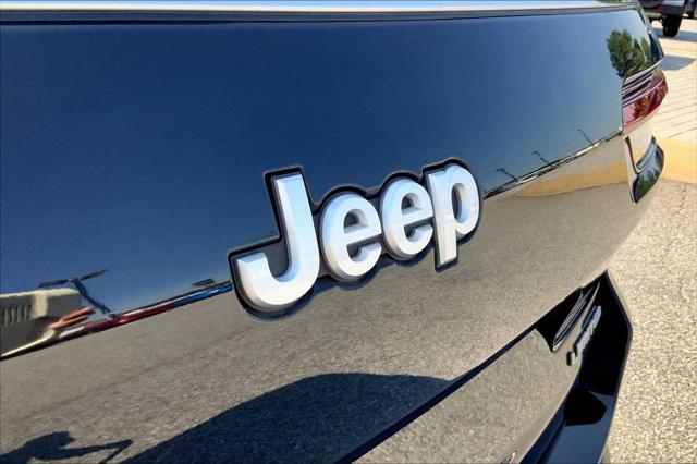 Photo of 2024 Diamond Black Crystal Pearlcoat Jeep Grand Cherokee L