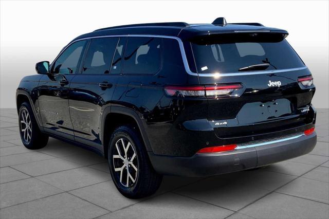 Photo of 2024 Diamond Black Crystal Pearlcoat Jeep Grand Cherokee L