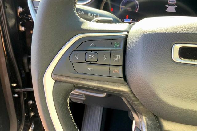 Photo of 2024 Diamond Black Crystal Pearlcoat Jeep Grand Cherokee L