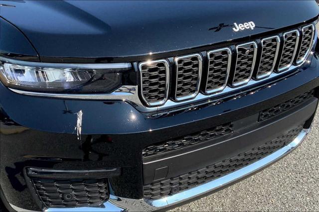 Photo of 2024 Diamond Black Crystal Pearlcoat Jeep Grand Cherokee L