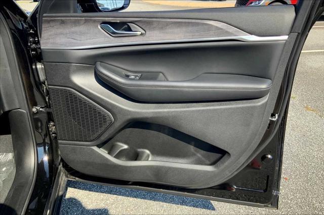 Photo of 2024 Diamond Black Crystal Pearlcoat Jeep Grand Cherokee L