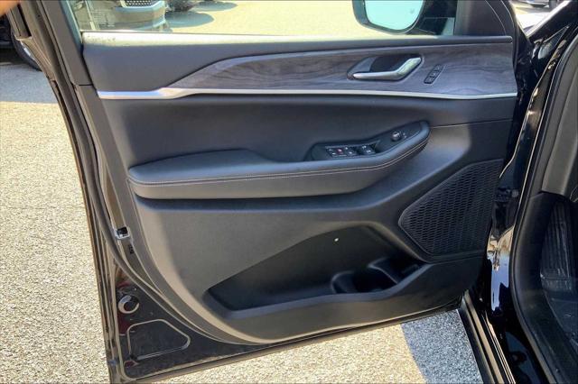 Photo of 2024 Diamond Black Crystal Pearlcoat Jeep Grand Cherokee L