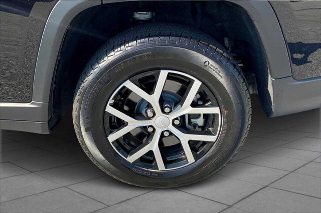Photo of 2024 Diamond Black Crystal Pearlcoat Jeep Grand Cherokee L