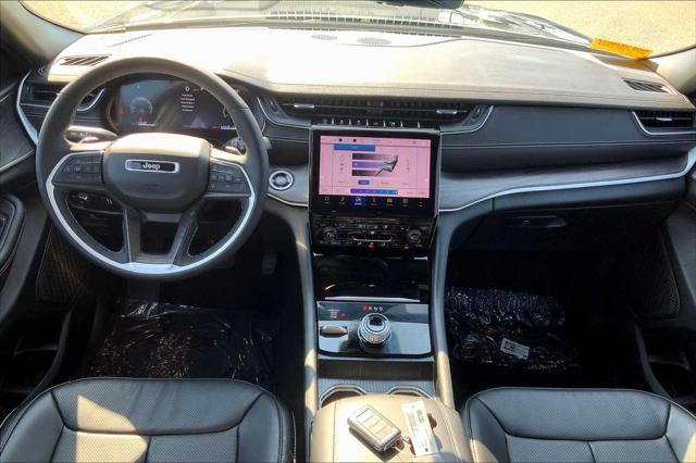 Photo of 2024 Diamond Black Crystal Pearlcoat Jeep Grand Cherokee L