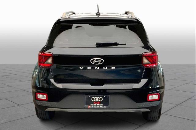 Photo of 2023 Black Noir Pearl Hyundai VENUE