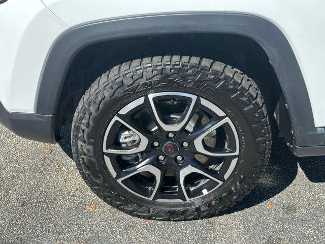 Photo of 2025 Bright White Clearcoat Jeep Compass