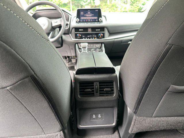 Photo of 2024 Super Black Nissan Rogue