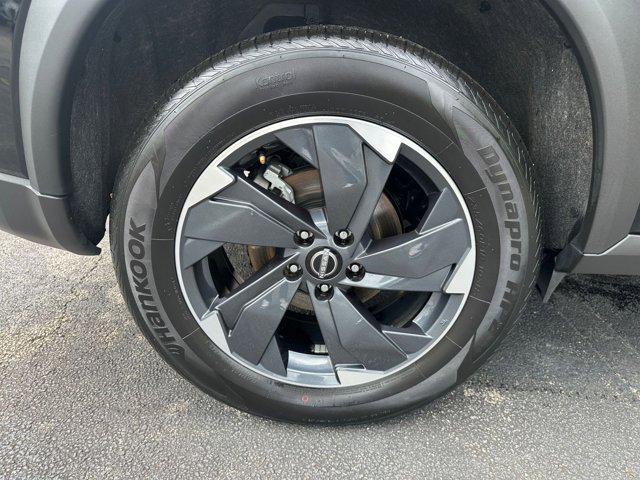 Photo of 2024 Super Black Nissan Rogue