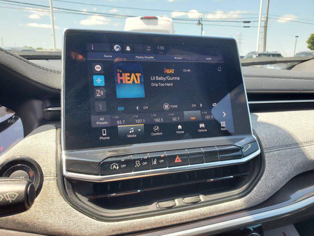 Photo of 2023 Diamond Black Crystal Pearlcoat Jeep Compass