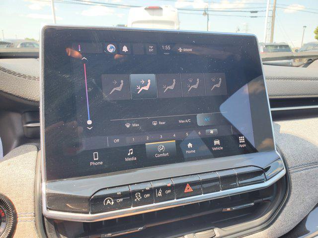 Photo of 2023 Diamond Black Crystal Pearlcoat Jeep Compass