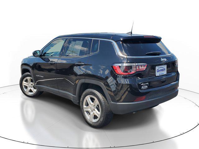 Photo of 2023 Diamond Black Crystal Pearlcoat Jeep Compass