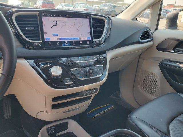 Photo of 2023 Granite Crystal Metallic Clearcoat Chrysler Pacifica