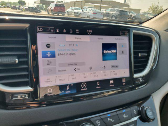 Photo of 2023 Granite Crystal Metallic Clearcoat Chrysler Pacifica