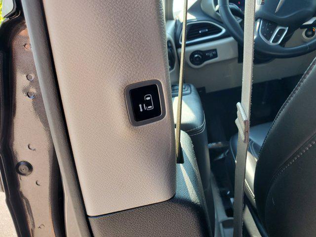 Photo of 2023 Granite Crystal Metallic Clearcoat Chrysler Pacifica
