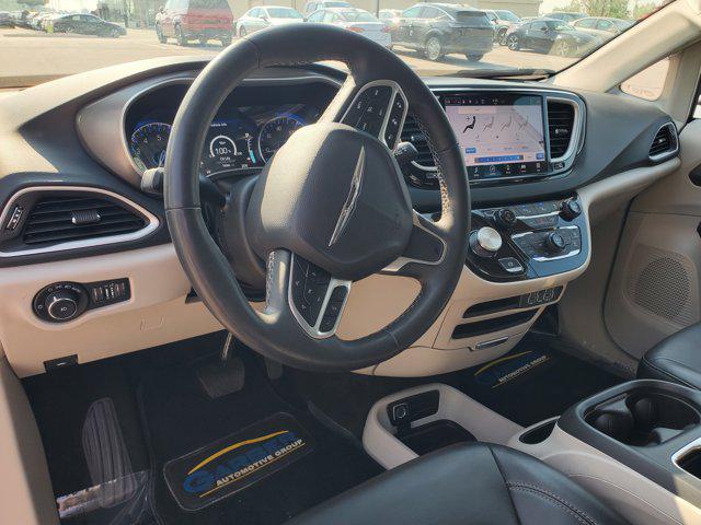 Photo of 2023 Granite Crystal Metallic Clearcoat Chrysler Pacifica