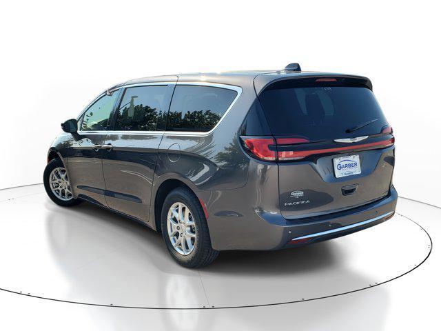 Photo of 2023 Granite Crystal Metallic Clearcoat Chrysler Pacifica