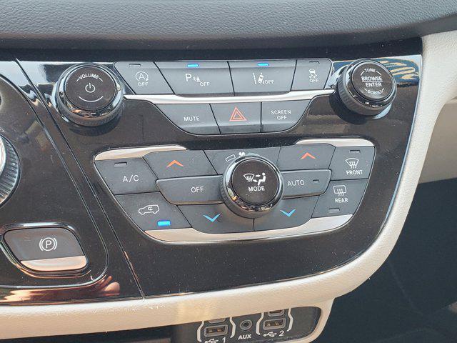 Photo of 2023 Granite Crystal Metallic Clearcoat Chrysler Pacifica