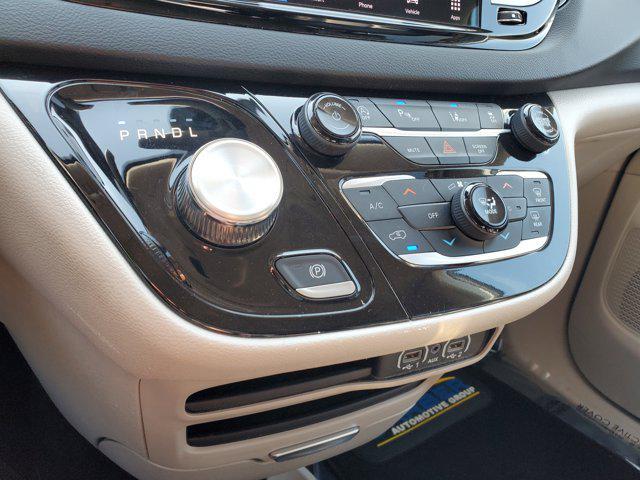 Photo of 2023 Granite Crystal Metallic Clearcoat Chrysler Pacifica