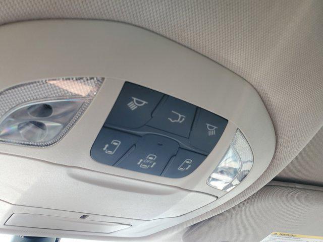 Photo of 2023 Granite Crystal Metallic Clearcoat Chrysler Pacifica