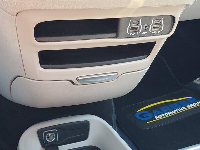 Photo of 2023 Granite Crystal Metallic Clearcoat Chrysler Pacifica