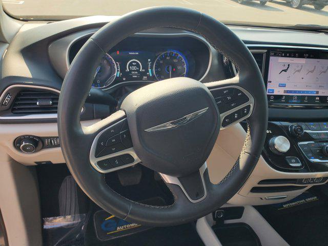 Photo of 2023 Granite Crystal Metallic Clearcoat Chrysler Pacifica