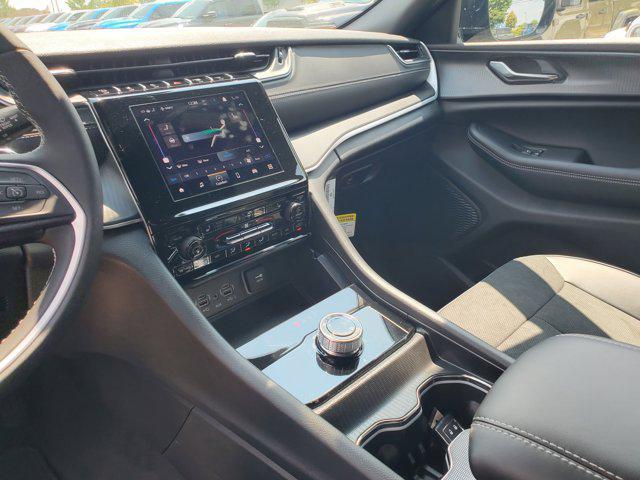 Photo of 2025 Diamond Black Crystal Pearlcoat Jeep Grand Cherokee