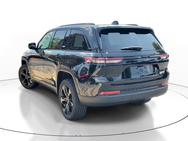Photo of 2025 Diamond Black Crystal Pearlcoat Jeep Grand Cherokee