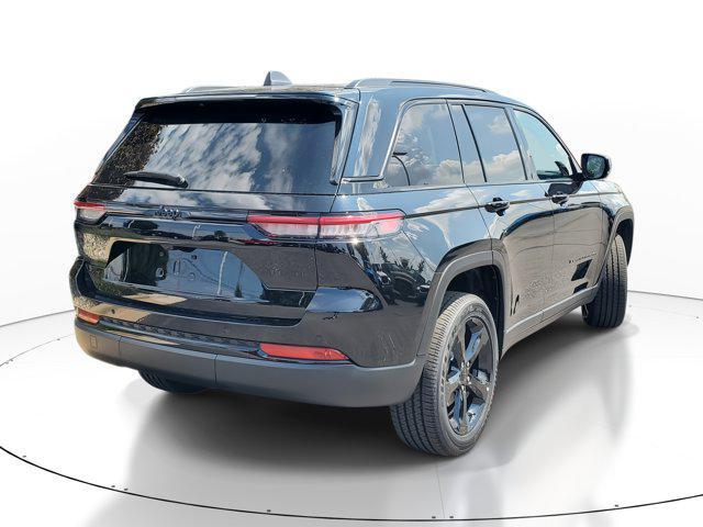 Photo of 2025 Diamond Black Crystal Pearlcoat Jeep Grand Cherokee
