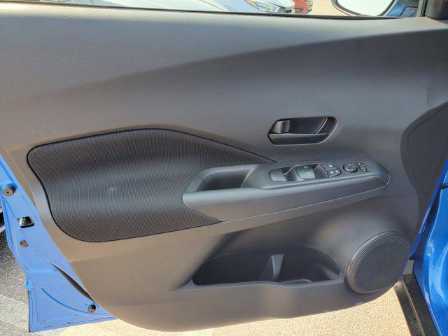 Photo of 2025 Electric Blue Metallic Nissan Kicks