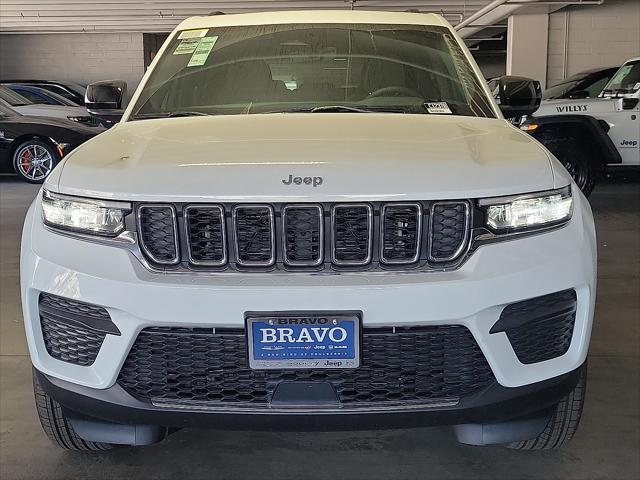 Photo of 2025 Bright White Clearcoat Jeep Grand Cherokee
