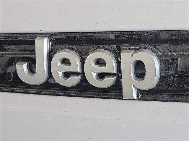 Photo of 2025 Bright White Clearcoat Jeep Grand Cherokee