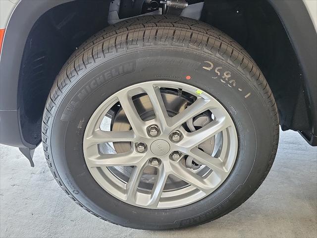 Photo of 2025 Bright White Clearcoat Jeep Grand Cherokee
