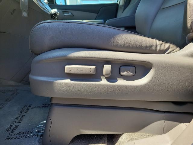 Photo of 2012 Alabaster Silver Metallic Honda Odyssey