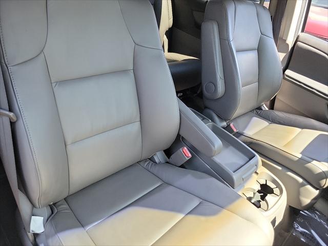Photo of 2012 Alabaster Silver Metallic Honda Odyssey