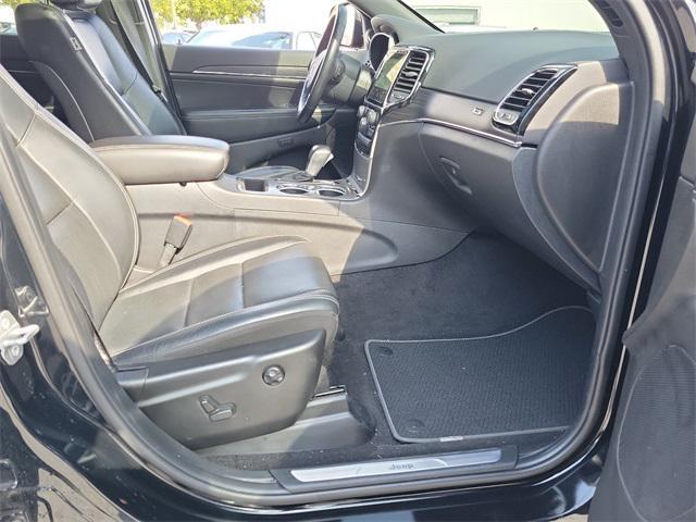 Photo of 2021 Diamond Black Crystal Pearlcoat Jeep Grand Cherokee