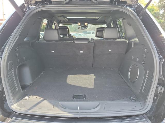 Photo of 2021 Diamond Black Crystal Pearlcoat Jeep Grand Cherokee