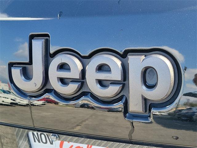 Photo of 2021 Diamond Black Crystal Pearlcoat Jeep Grand Cherokee
