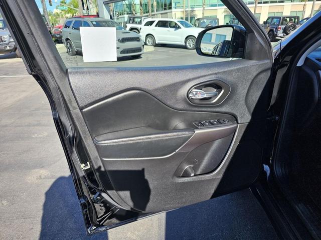 Photo of 2020 Diamond Black Crystal Pearlcoat Jeep Cherokee