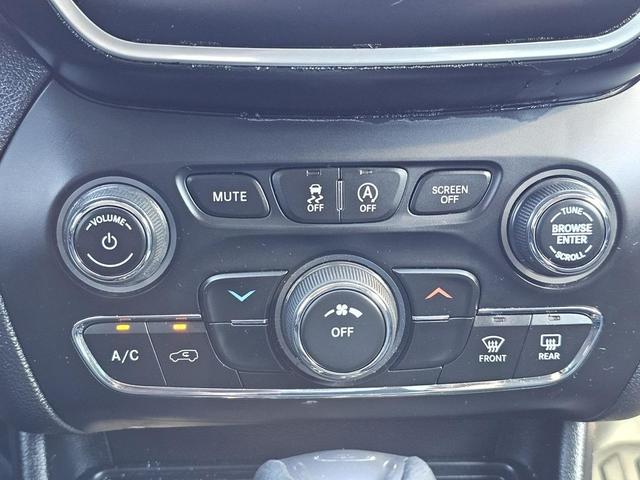 Photo of 2020 Diamond Black Crystal Pearlcoat Jeep Cherokee