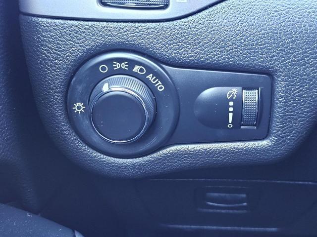 Photo of 2020 Diamond Black Crystal Pearlcoat Jeep Cherokee