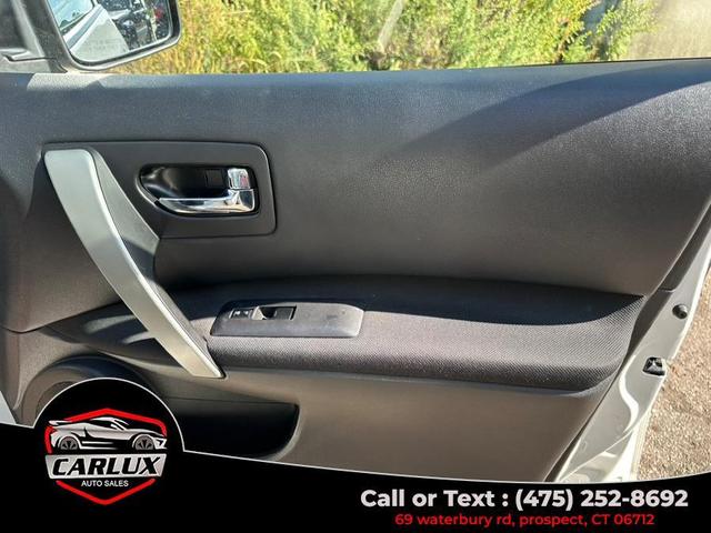 Photo of 2013 Pearl White Nissan Rogue