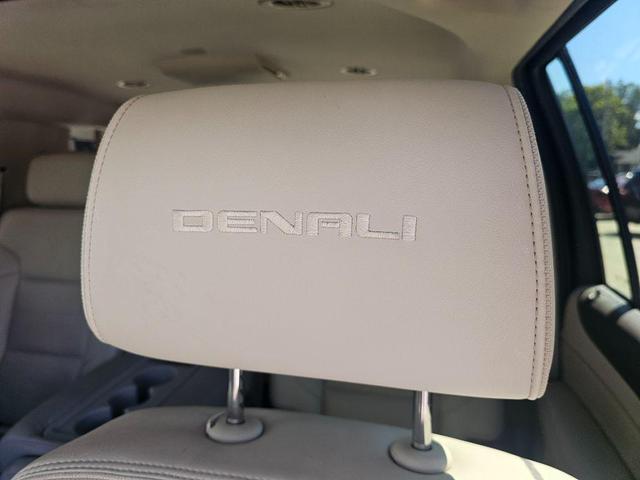 Photo of 2016 Onyx Black GMC Yukon XL