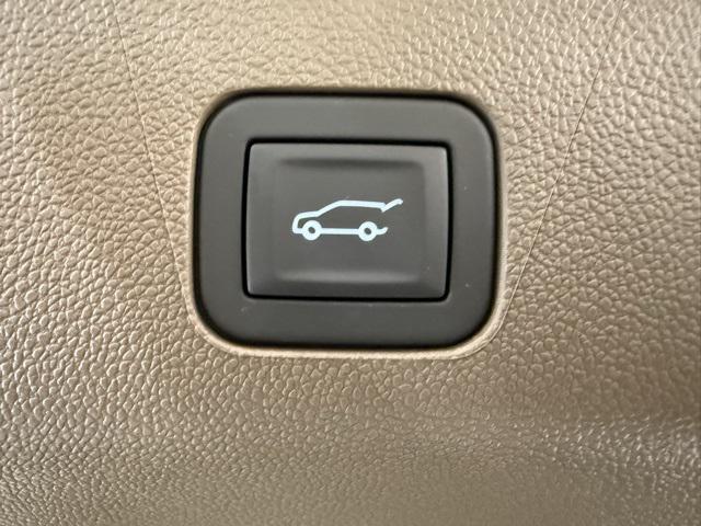 Photo of 2025 Summit White GMC Yukon XL